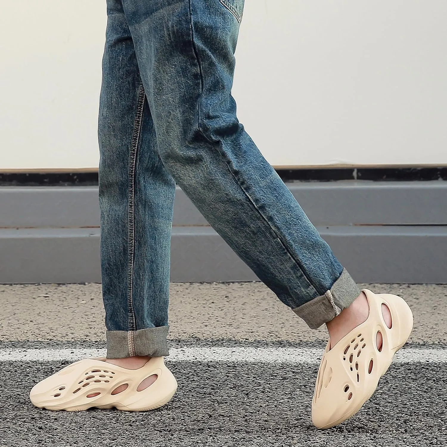Foam Runner Shoes for Women Men Cloud Slides Slippers Walking Platform Pillow Sandals Non-Slip Slip-On Foam Runners Soft Comfortable Water Shoes